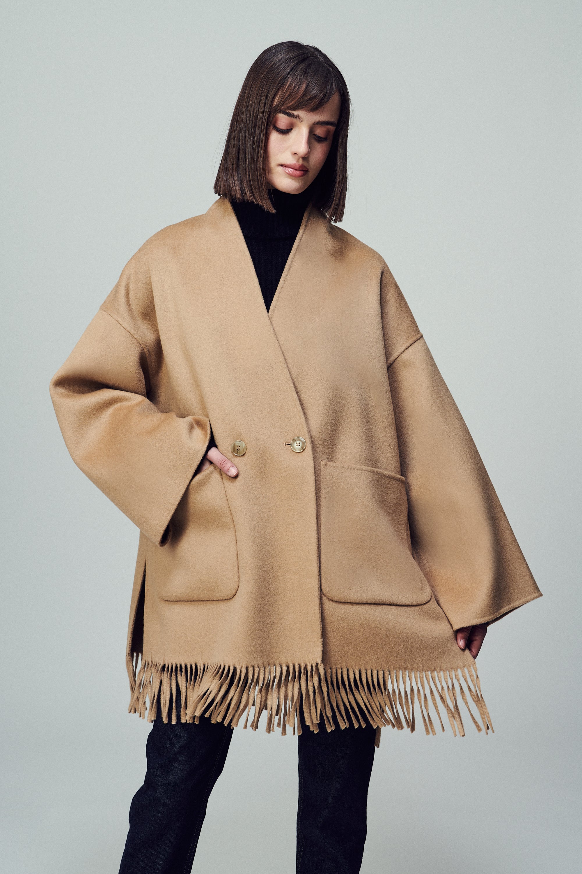 Lyon Fringed Cape Desert